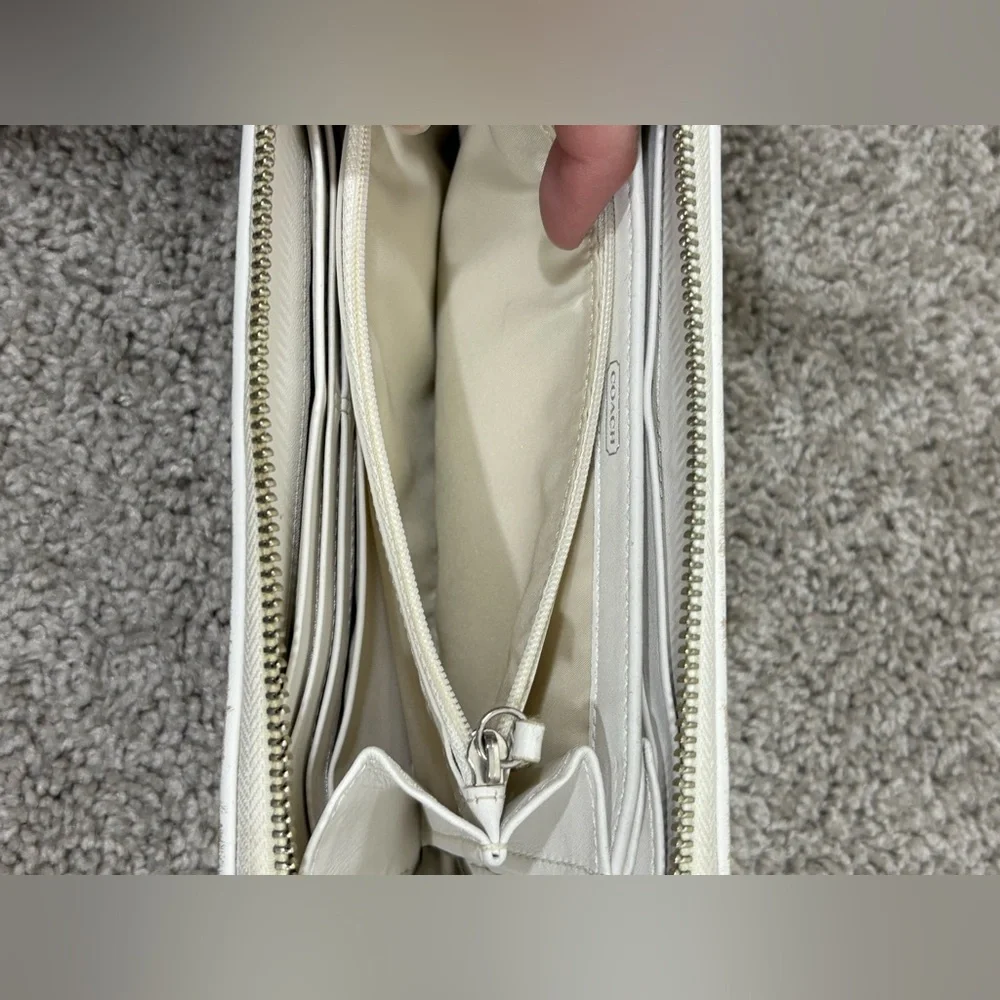 Coach Resort White Woven Leather Wallet with Metal Coach‎ Logo